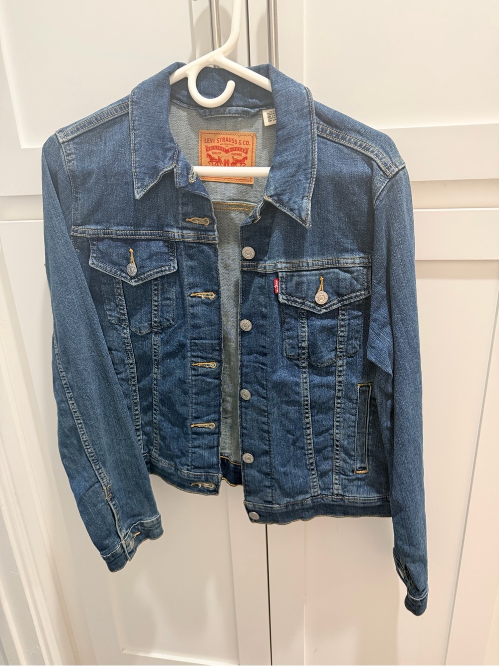 Levi's Denim Trucker Jacket in Medium Blue